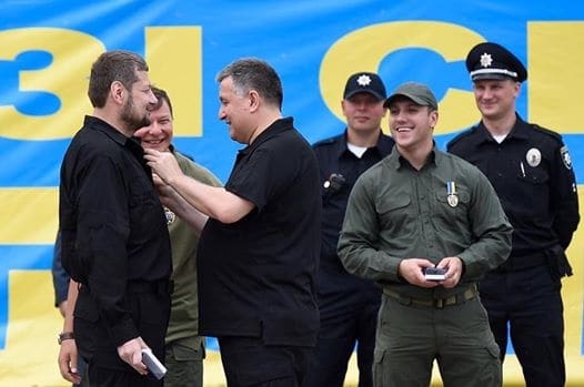 Арсен Аваков вручает награду Игорю Мосийчуку Арсен Аваков вручает награду Игорю Мосийчуку
