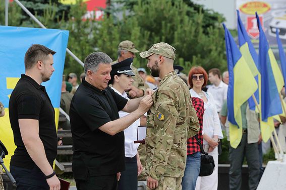 В общем, государственными и ведомственными наградами было отмечено около 200 работников Нацгвардии и Нацполиции. В общем, государственными и ведомственными наградами было отмечено около 200 работников Нацгвардии и Нацполиции.